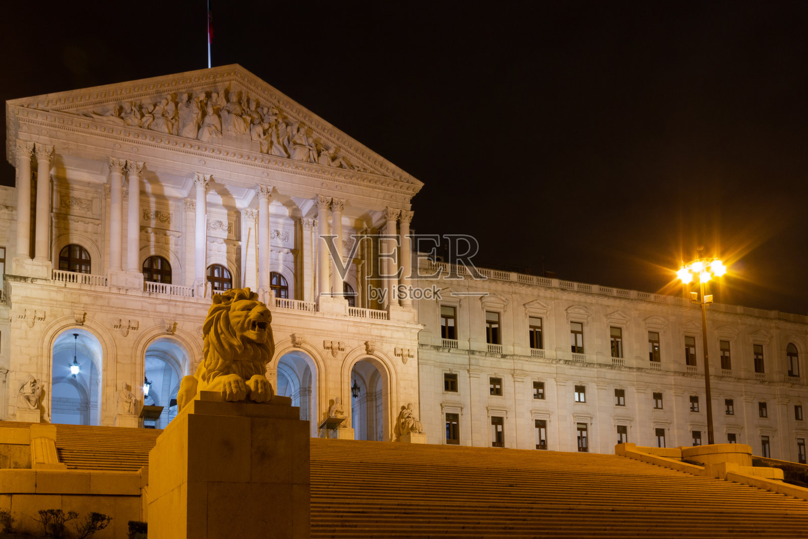 夜晚灯火通明的里斯本议会大厦照片摄影图片