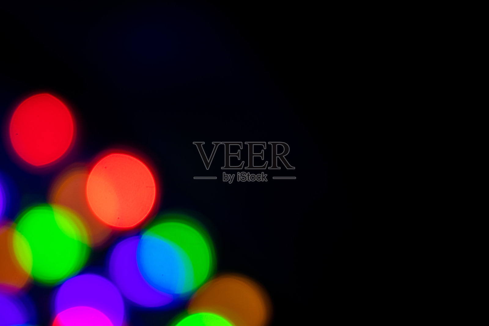 多色眩光侧面的黑色背景与空间的copyspace文本。喜庆新年的背景散景照片摄影图片