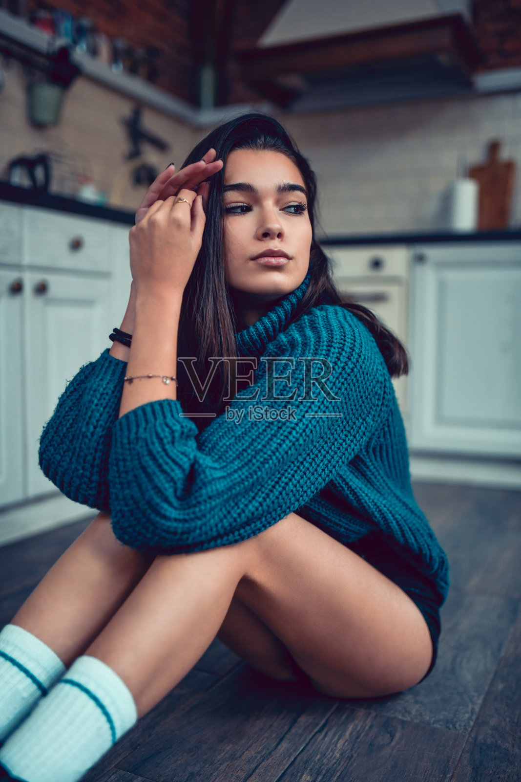 可爱的女性在厨房地板上放松照片摄影图片