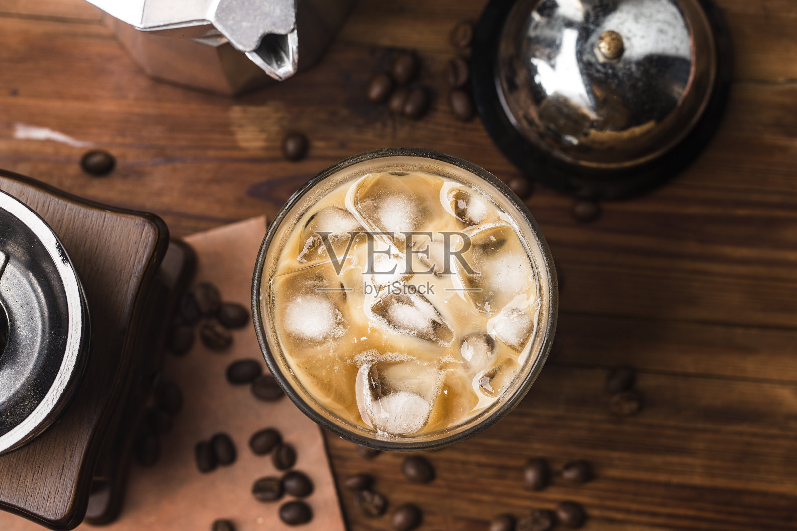 近距离观看冰块在冷煮咖啡在玻璃在黑暗的背景照片摄影图片