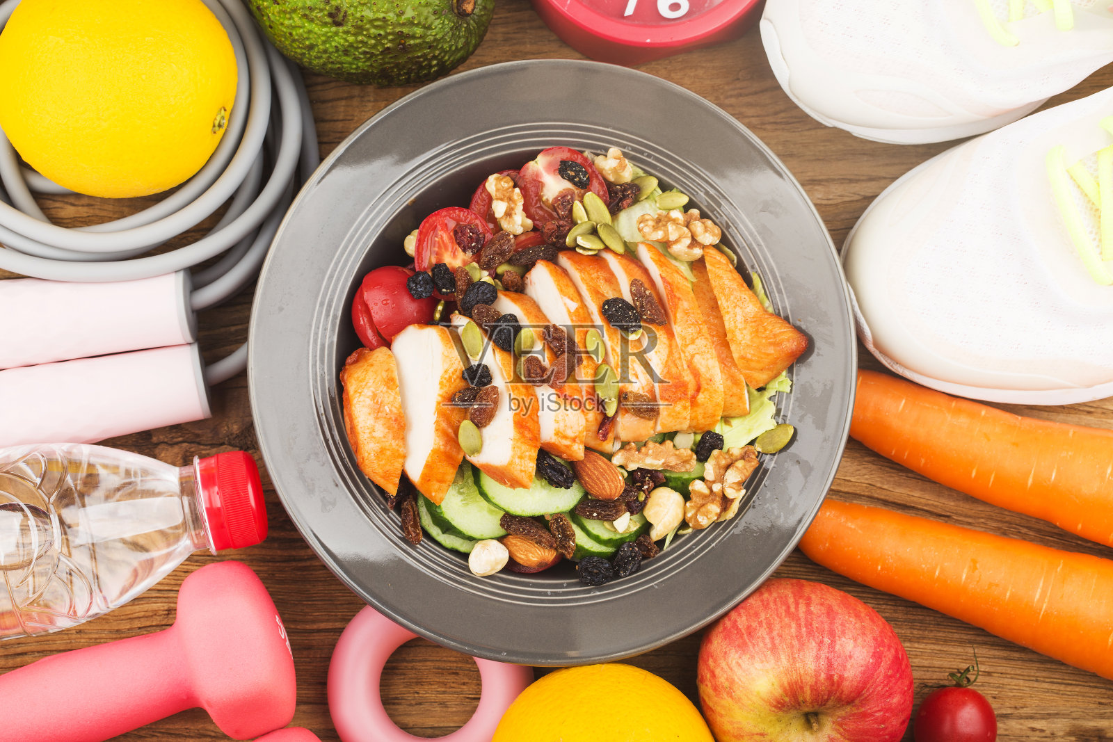 健身和积极健康的生活方式的概念。一盘鸡胸沙拉照片摄影图片