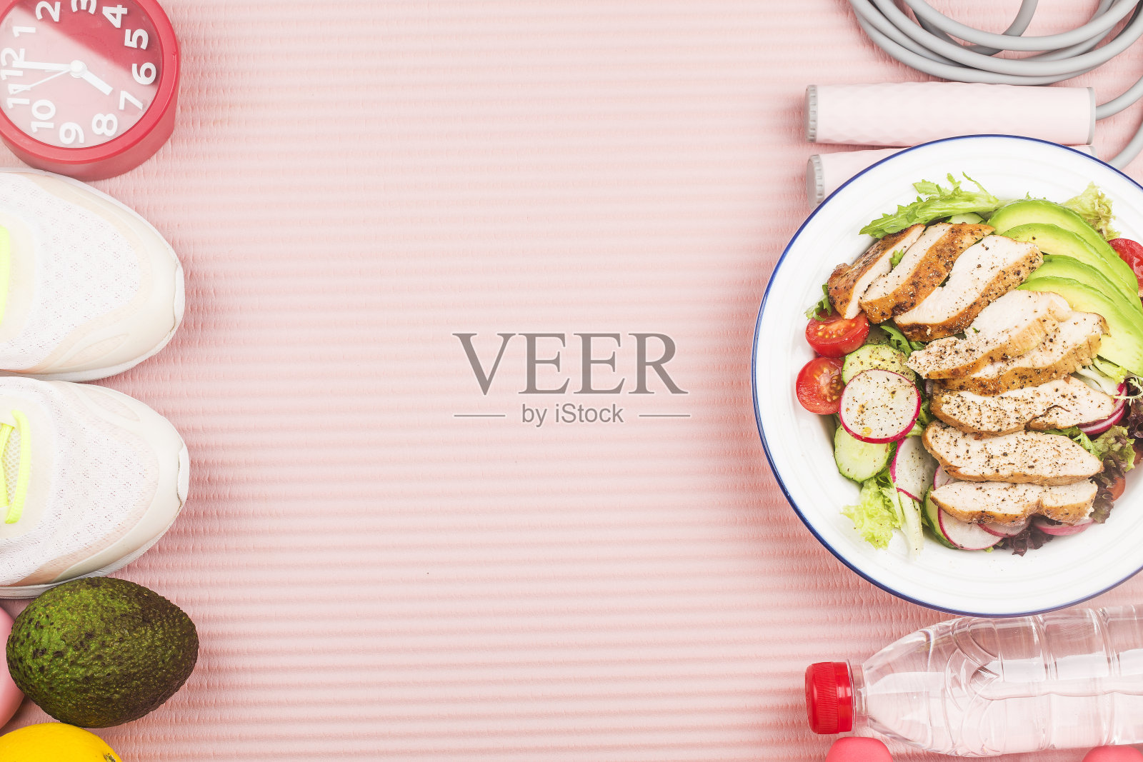 健身和积极健康的生活方式的概念。一盘鸡胸沙拉照片摄影图片