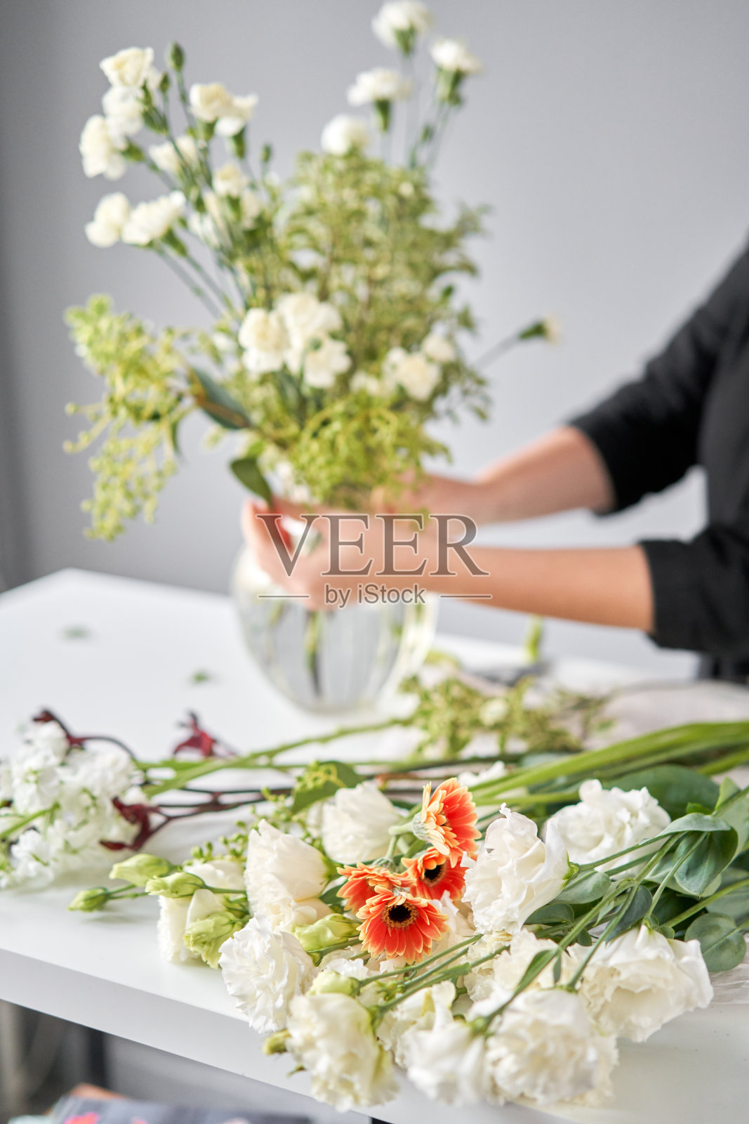 003年花束。分开关注花。系列、分步装花花瓶。花一束，准备回家。送新鲜的切花。照片摄影图片