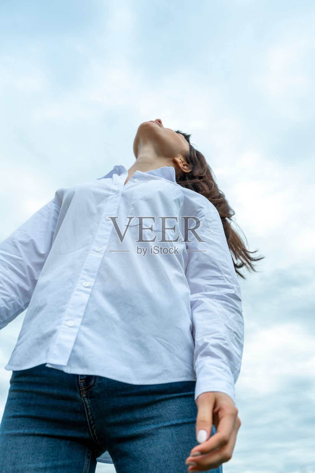 一个女人对着天空的低角度肖像照片摄影图片