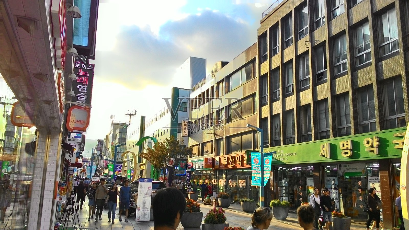 Gukje市场是一条繁忙的旅游购物街照片摄影图片