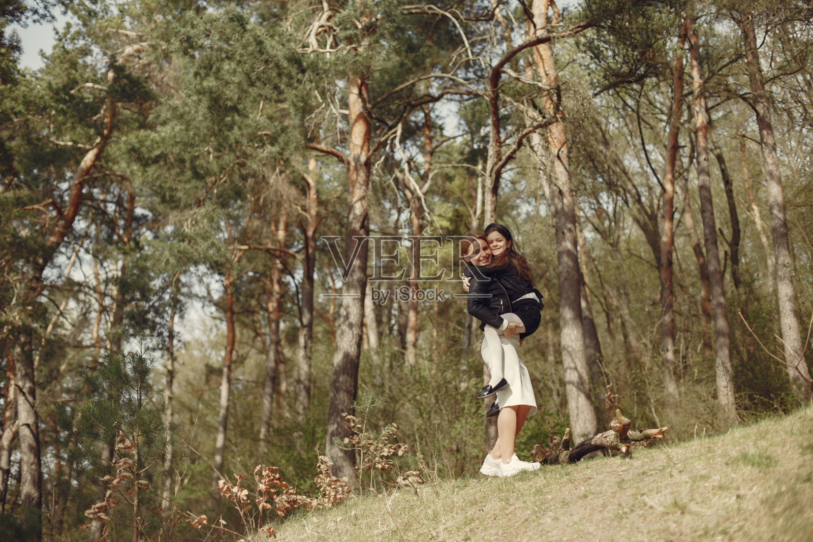 优雅的母亲和女儿在夏天的森林里照片摄影图片