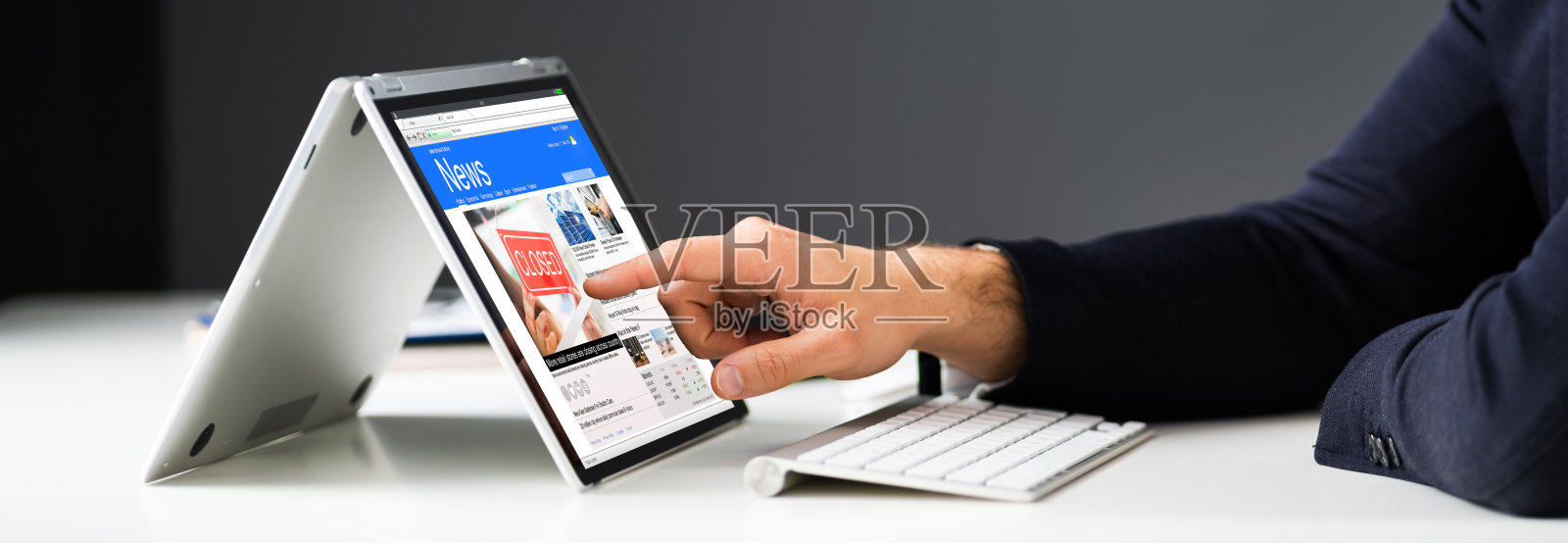 在笔记本电脑上阅读在线新闻媒体照片摄影图片