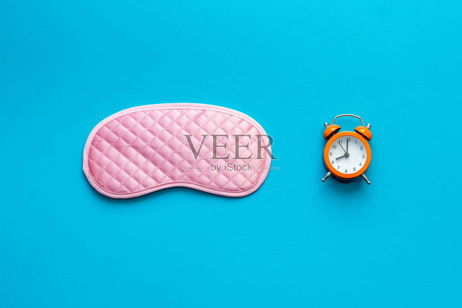 带闹钟的睡眠眼罩，平放，俯视照片摄影图片