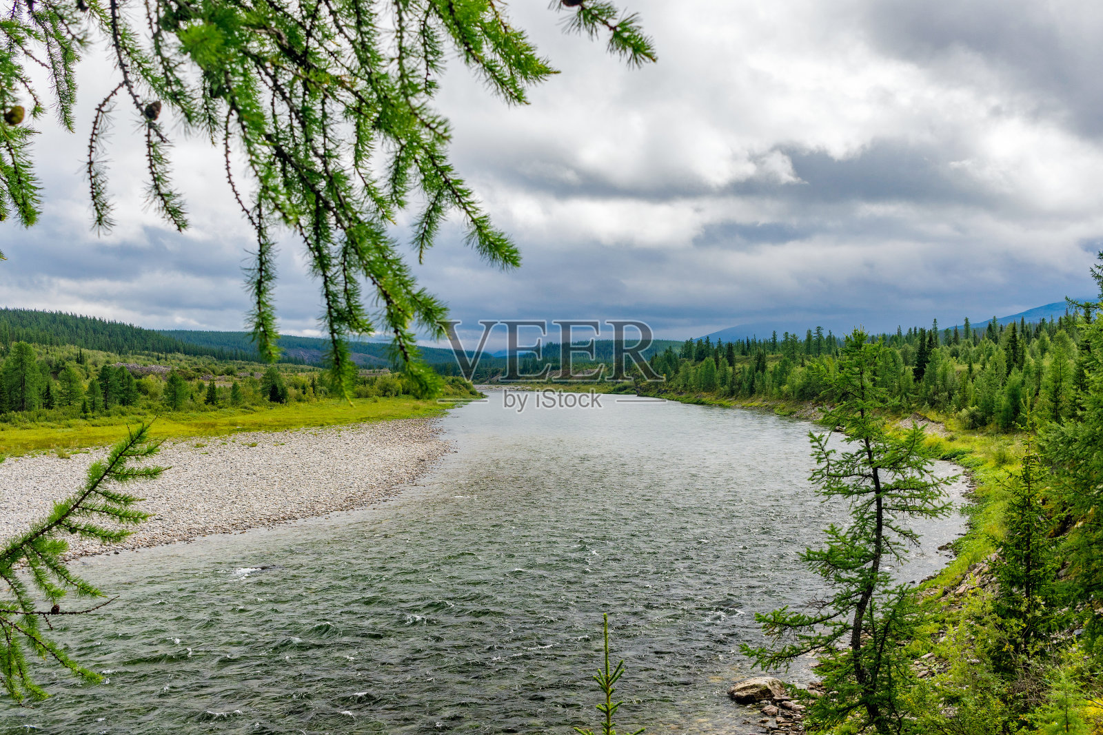 一条北河在森林地区的岩石间流动照片摄影图片