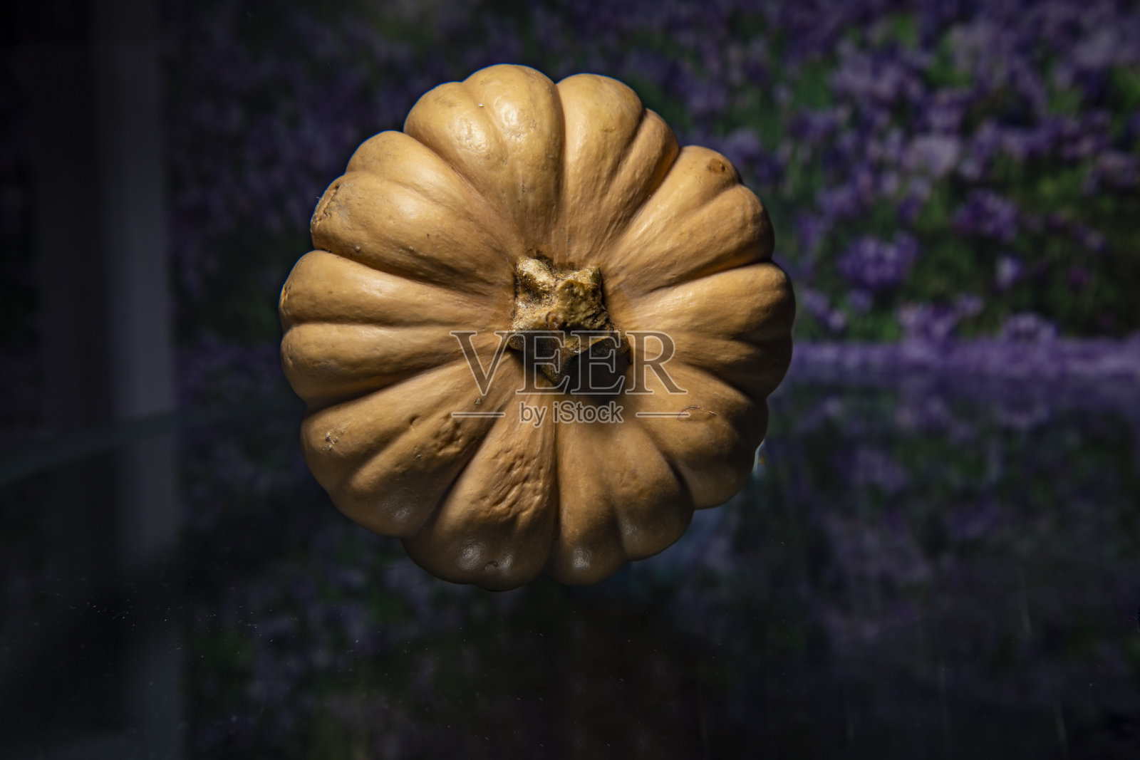 水果黄色南瓜在黑暗的背景下的静物画照片摄影图片