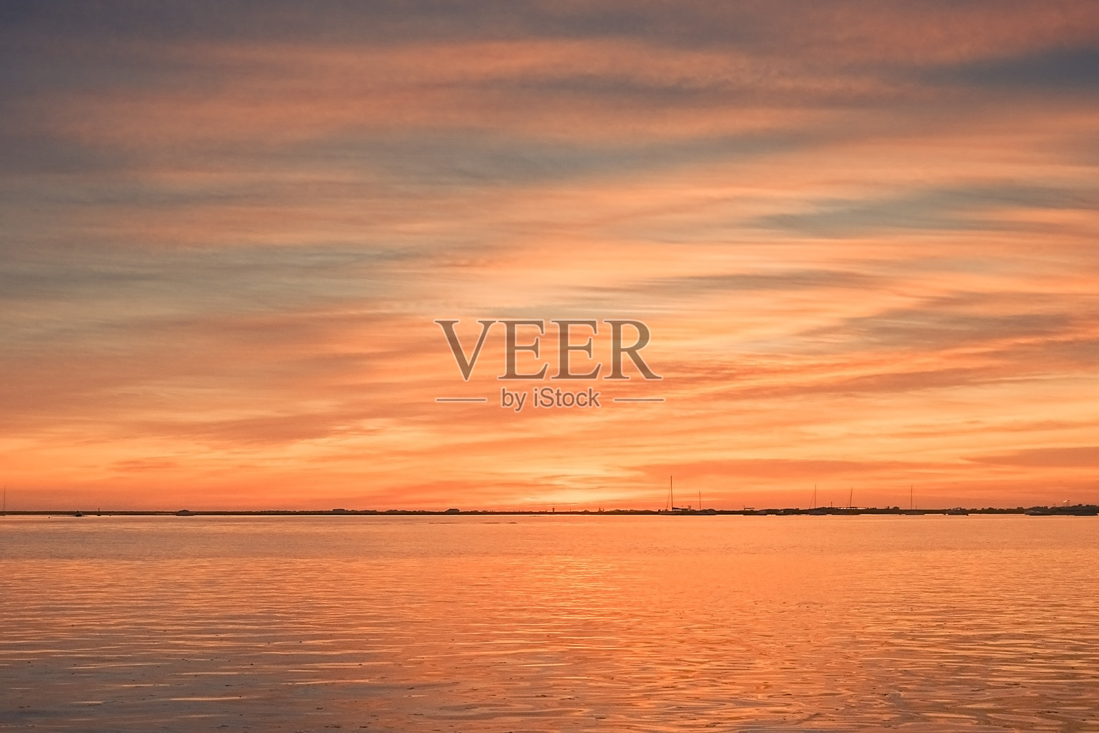 葡萄牙法罗市美丽的天空。日落时分，水边自然的色彩照片摄影图片