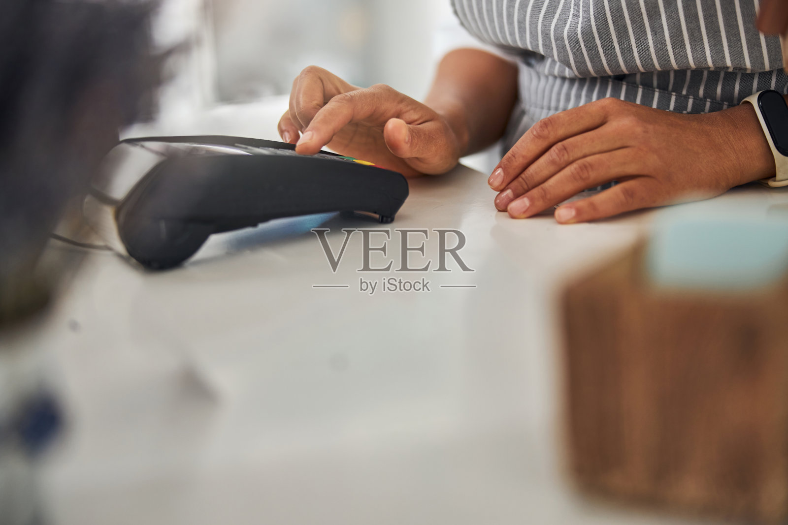 商店职员接受通过现金终端付款照片摄影图片