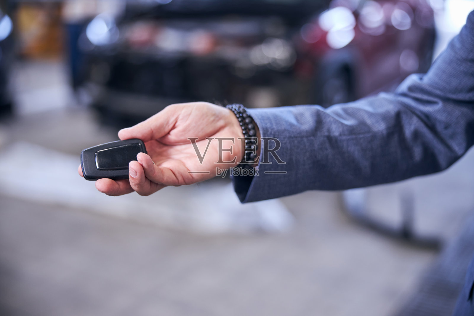 男性手握现代电子汽车钥匙照片摄影图片