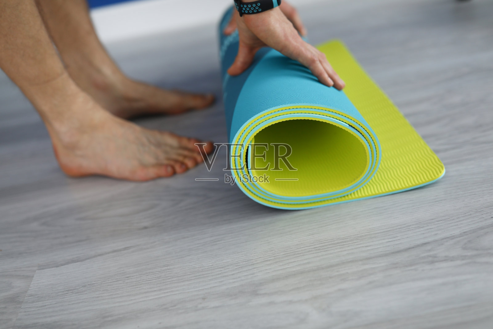 特写:一名男子在橡胶垫的层压板上扭动照片摄影图片