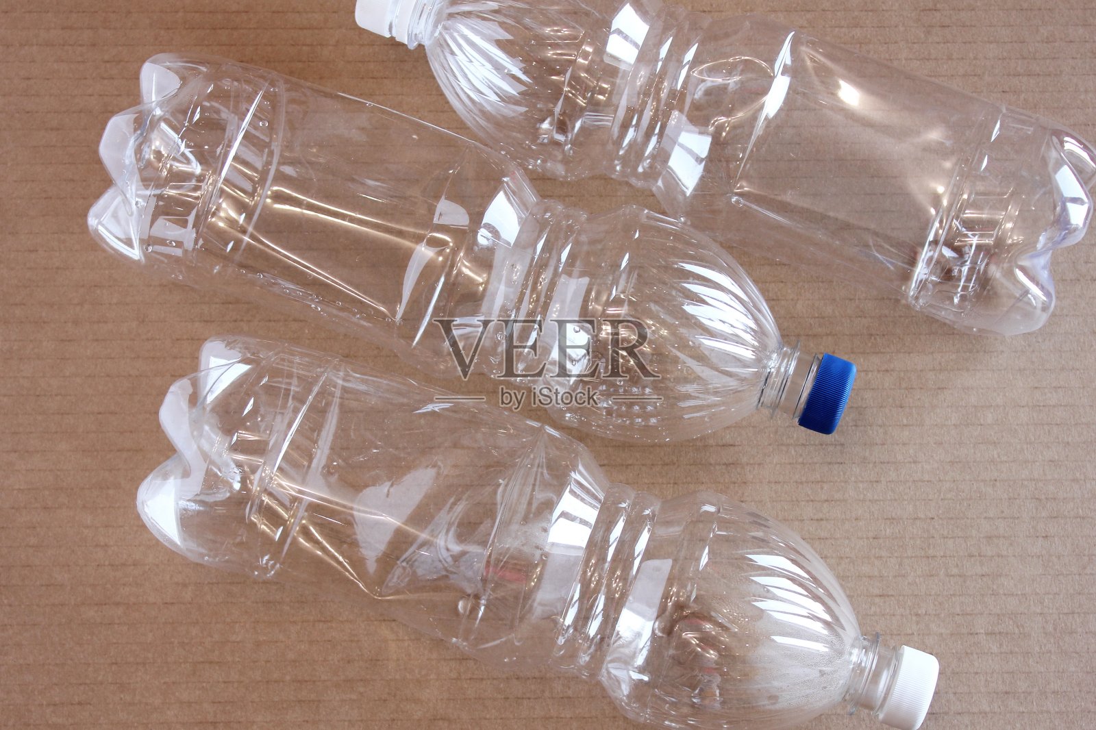 空的塑料瓶。环境污染的概念。照片摄影图片