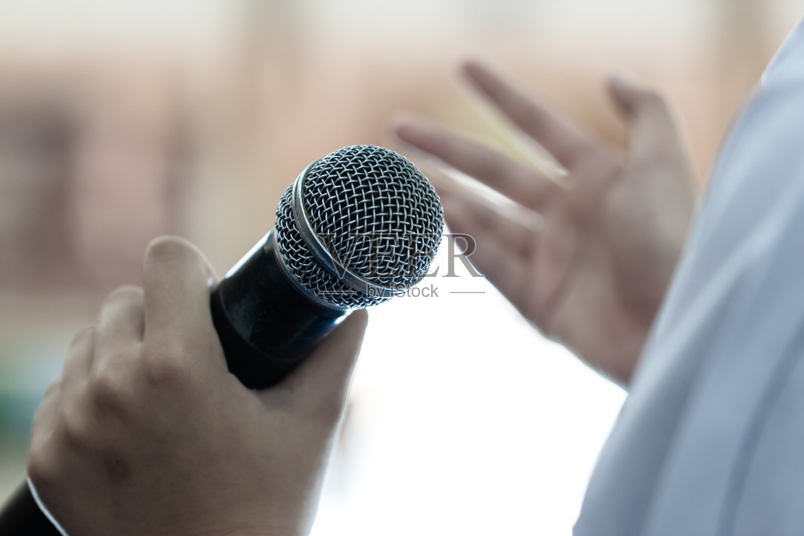 聪明的商人演讲者演讲与麦克风在研讨会和演讲与麦克风在礼堂，同时解释或手势在事件光会议大厅背景照片摄影图片