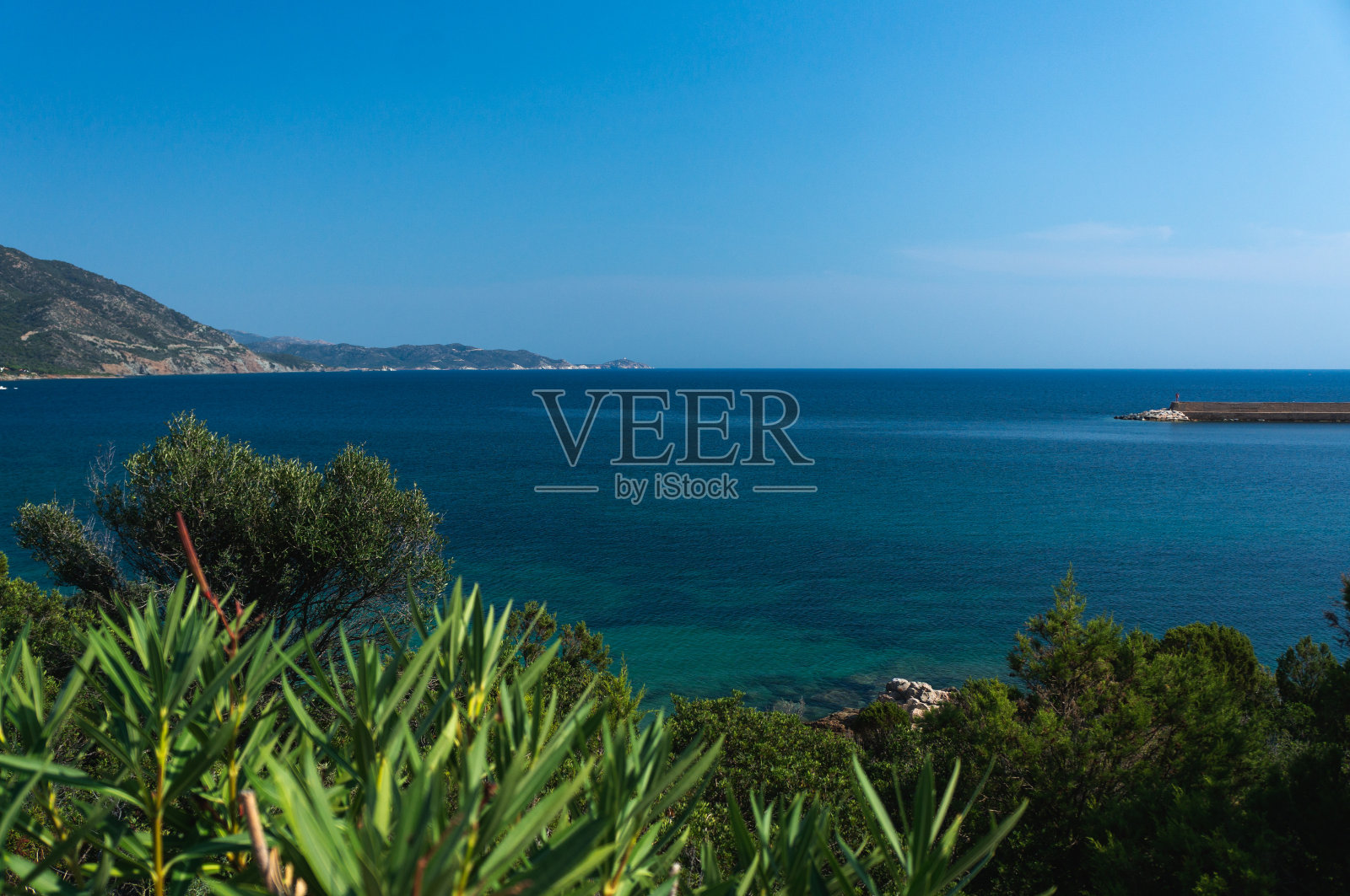 湛蓝天空下清澈的地中海。玛丽娜di Teulada照片摄影图片