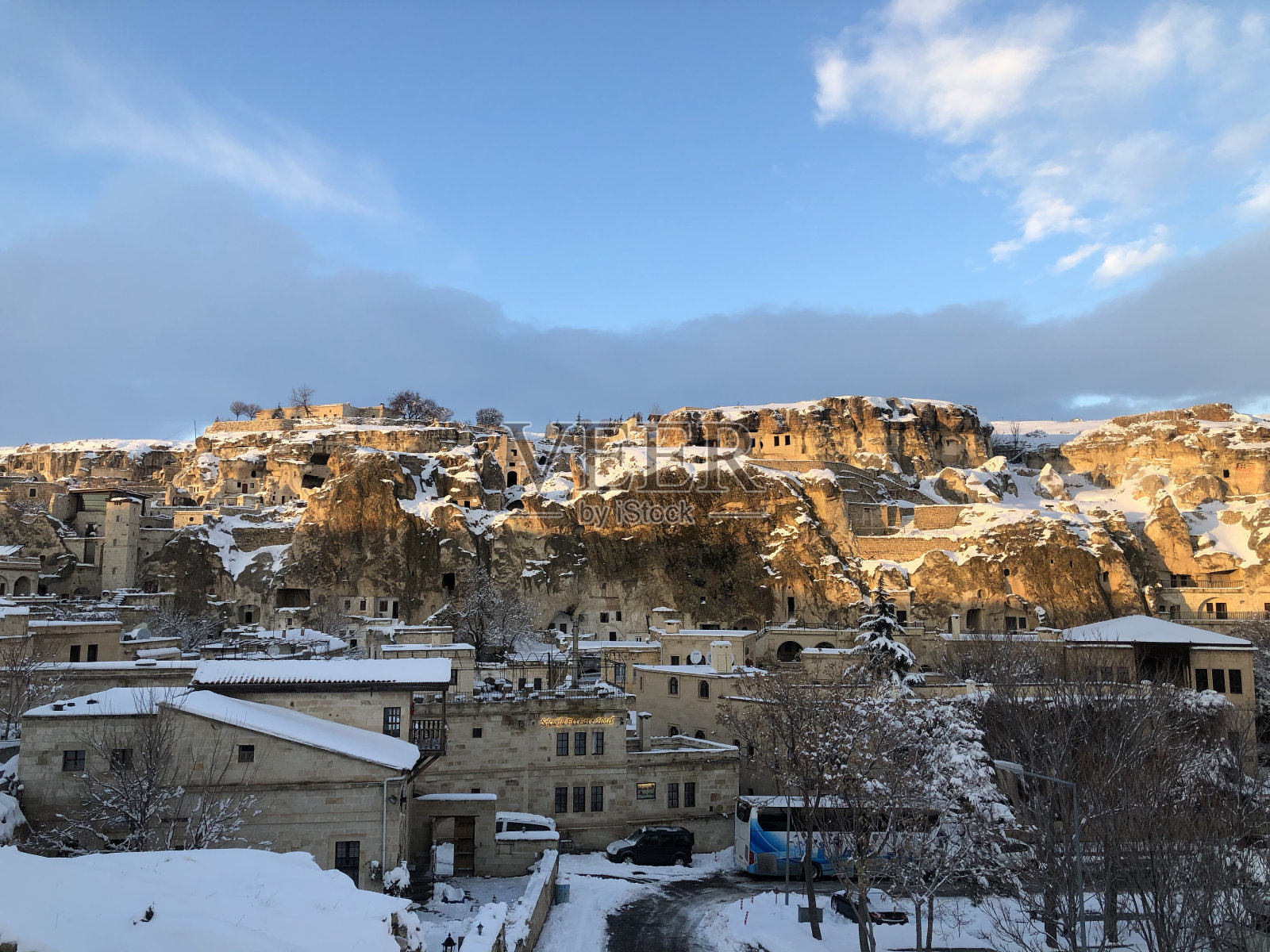 白雪皑皑的洞穴照片摄影图片