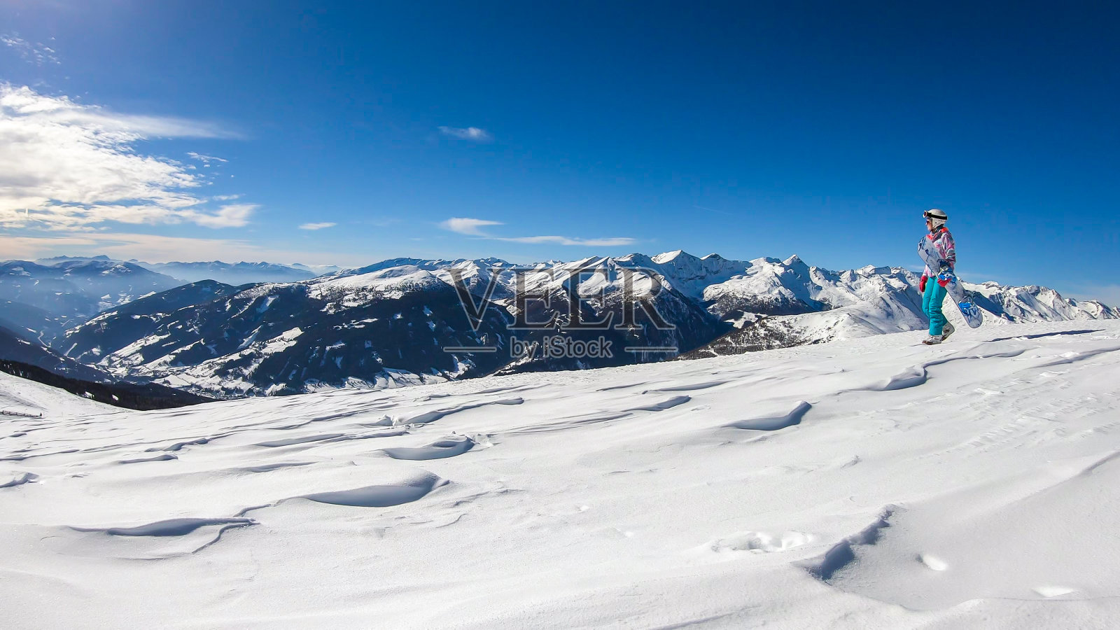 Katschberg -一个女人走在粉雪和她的滑雪板照片摄影图片