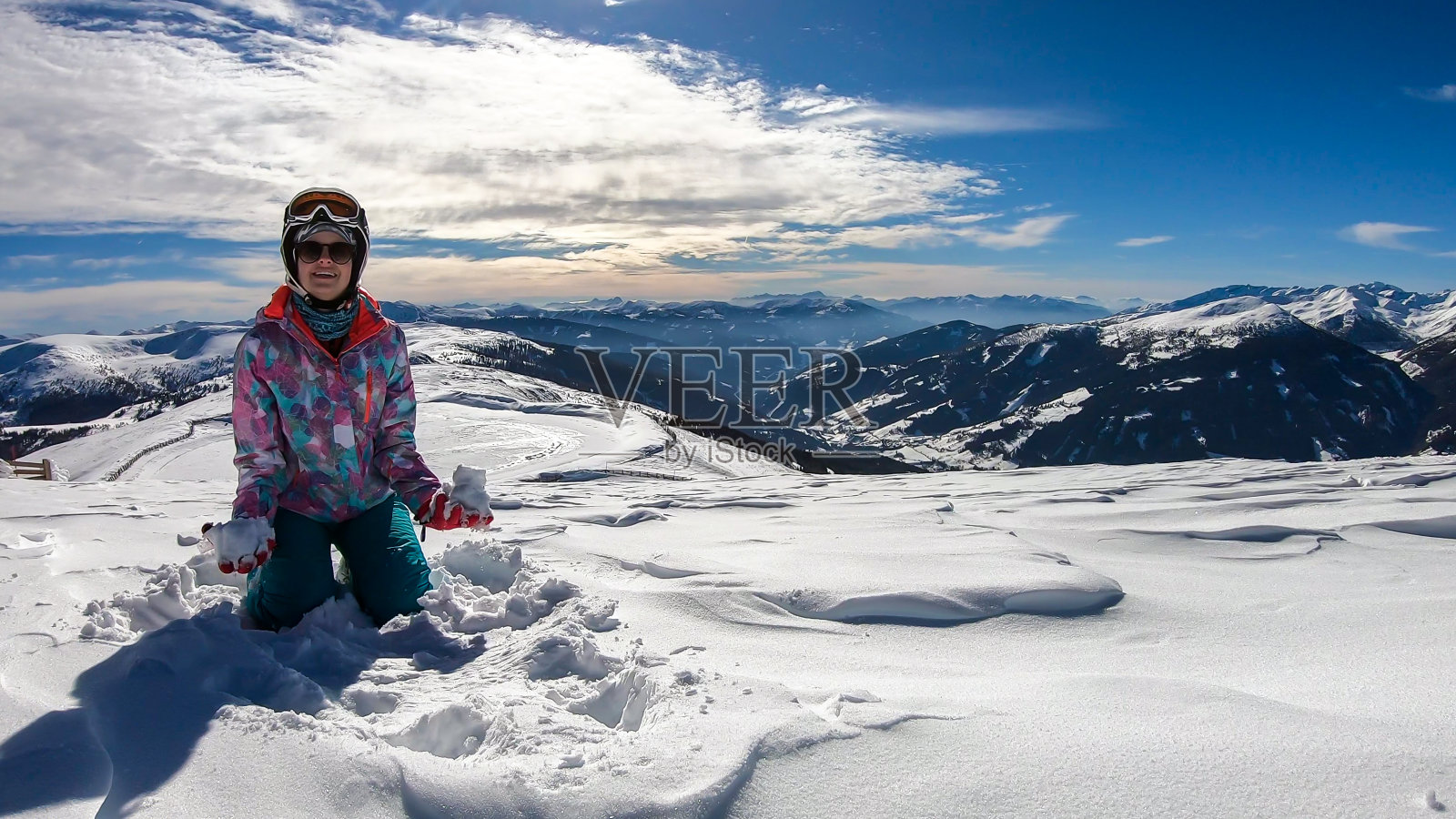 Katschberg -一个女人在她周围撒粉雪照片摄影图片