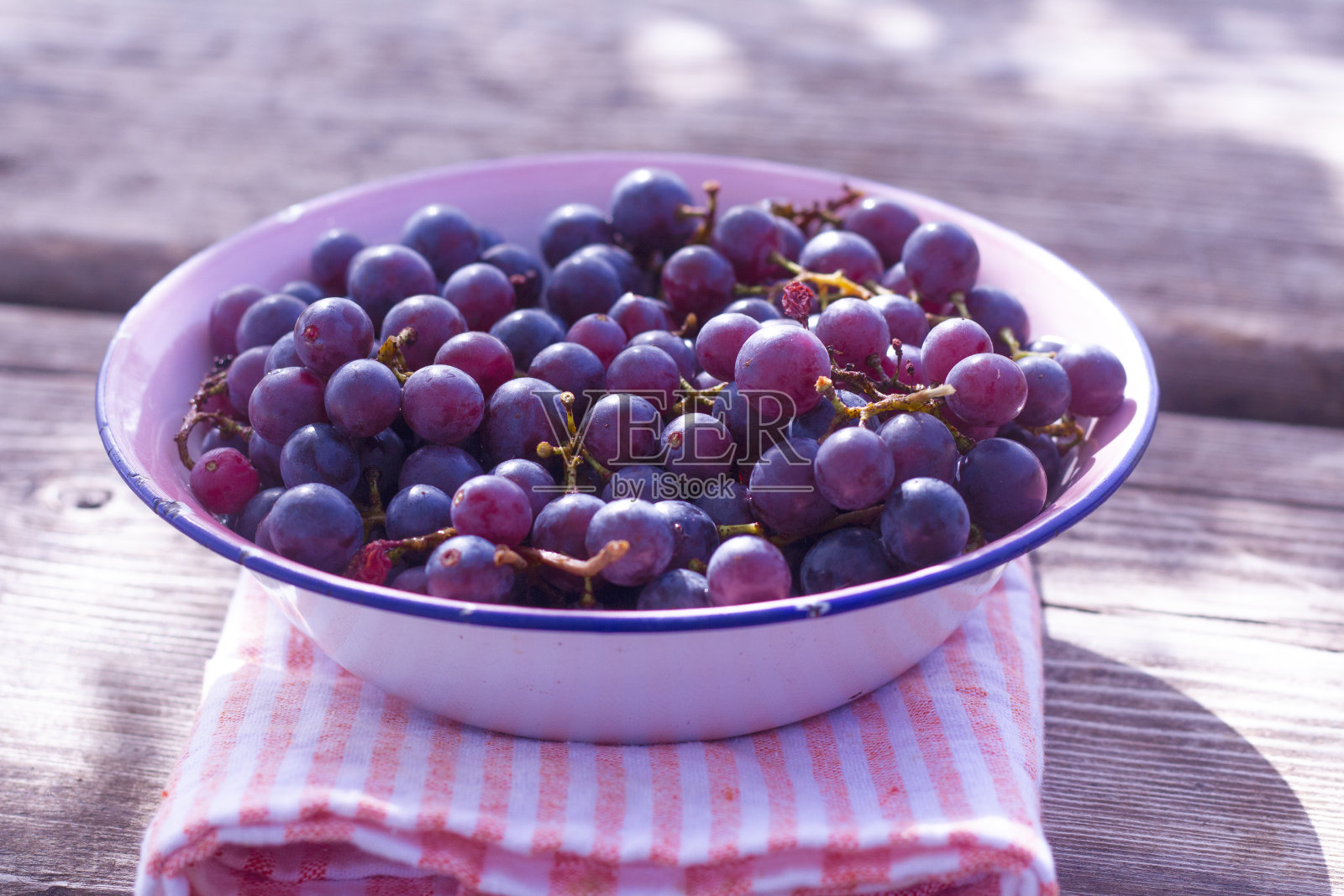 木桌背景上的葡萄照片。乡村。的形象。黑葡萄。伊莎贝拉葡萄。照片摄影图片