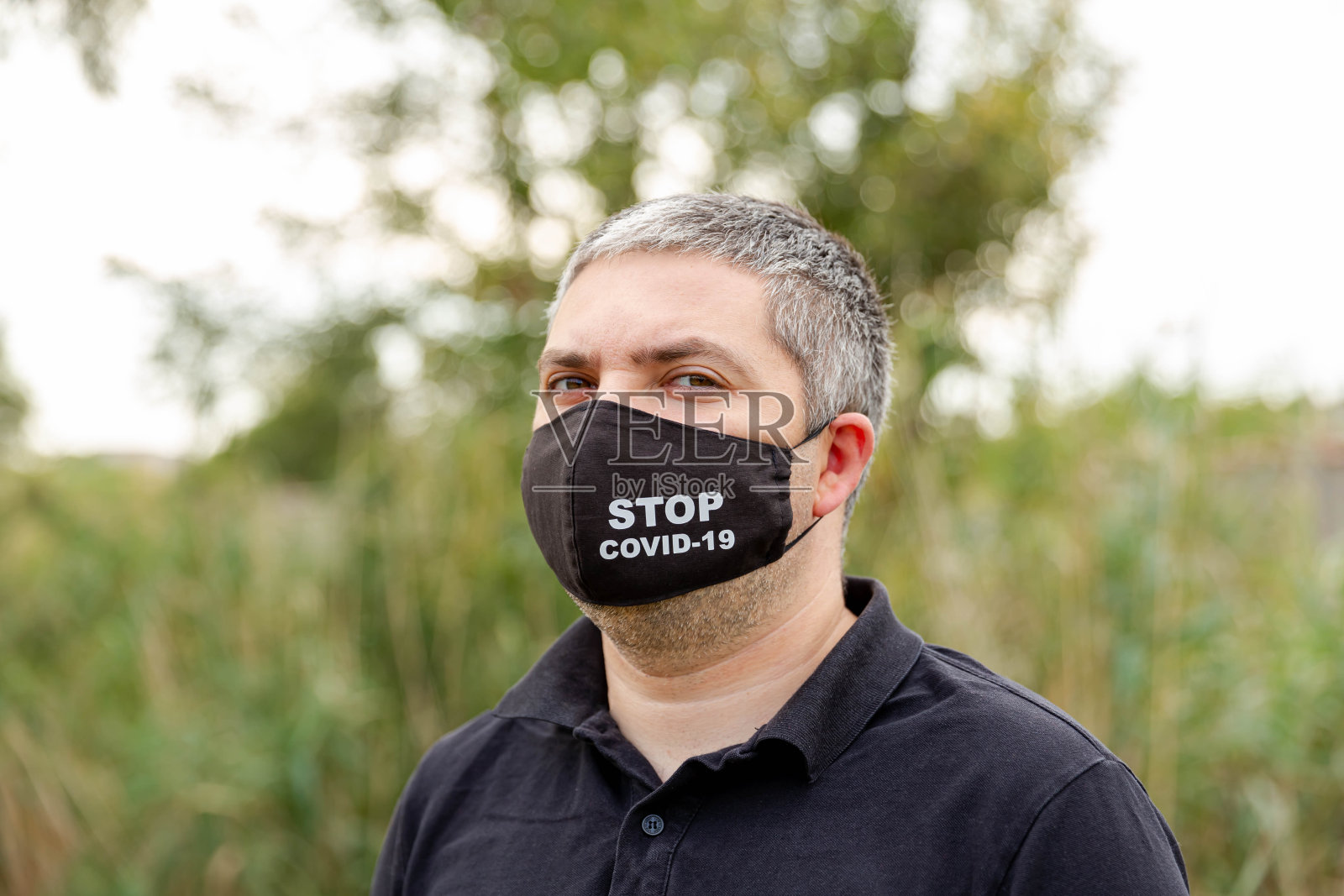 白种人的肖像戴着医用口罩对抗空气污染照片摄影图片