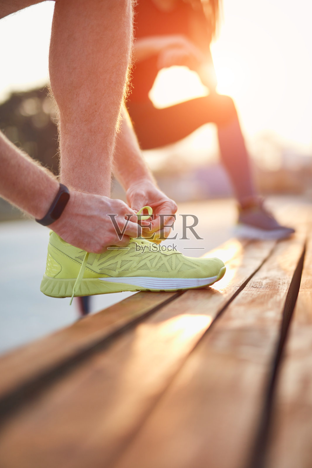 两个年轻的运动男人和女人在城市公园锻炼。照片摄影图片