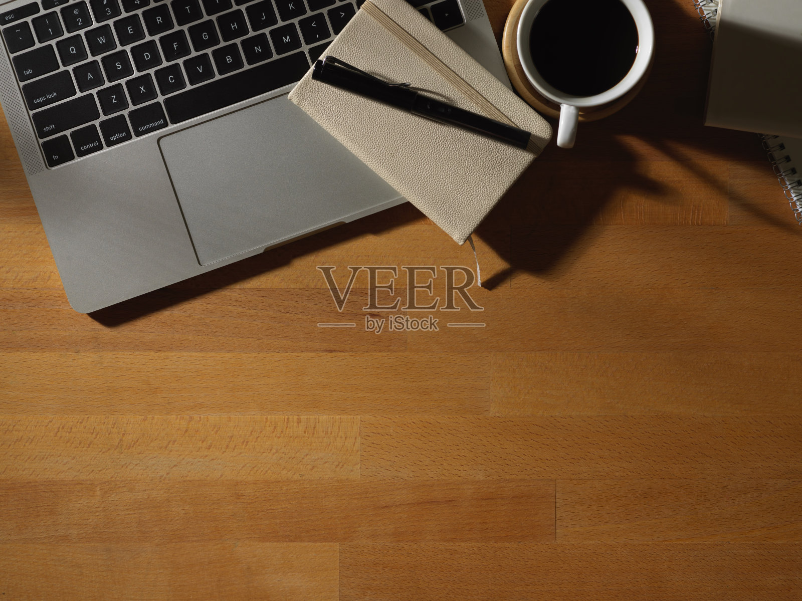 有笔记本电脑、文具、咖啡杯和复印空间的木桌照片摄影图片