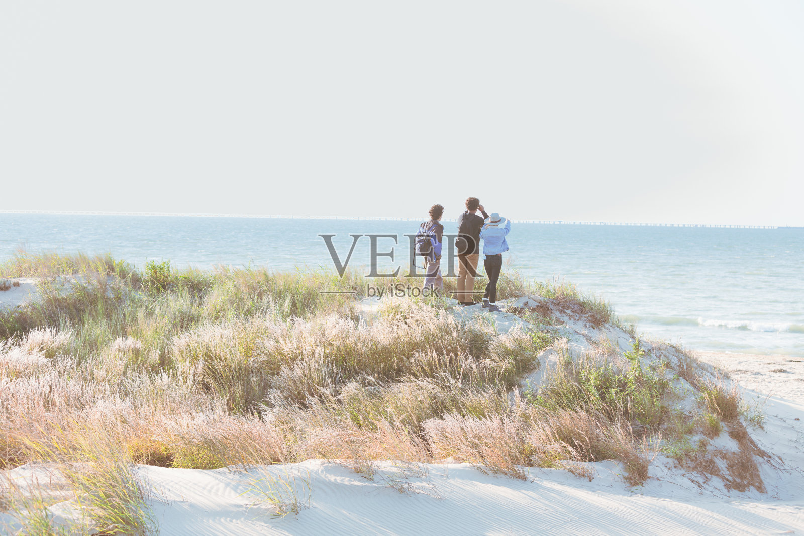 朋友们徒步旅行，探索和观赏海洋照片摄影图片