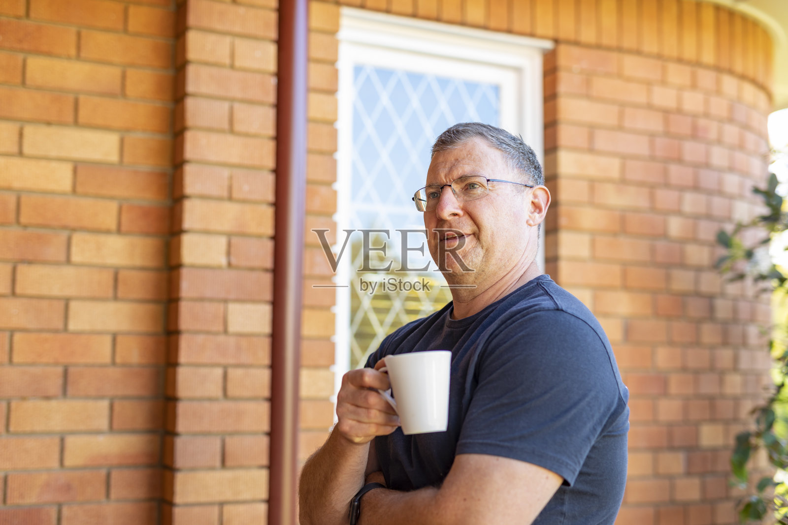 成熟的男人在家里喝着茶放松照片摄影图片
