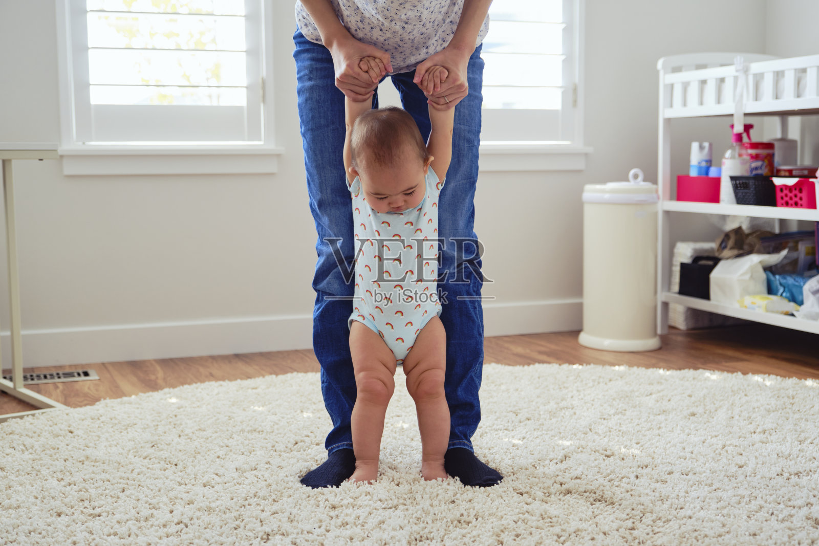 日裔美国婴儿在学走路照片摄影图片