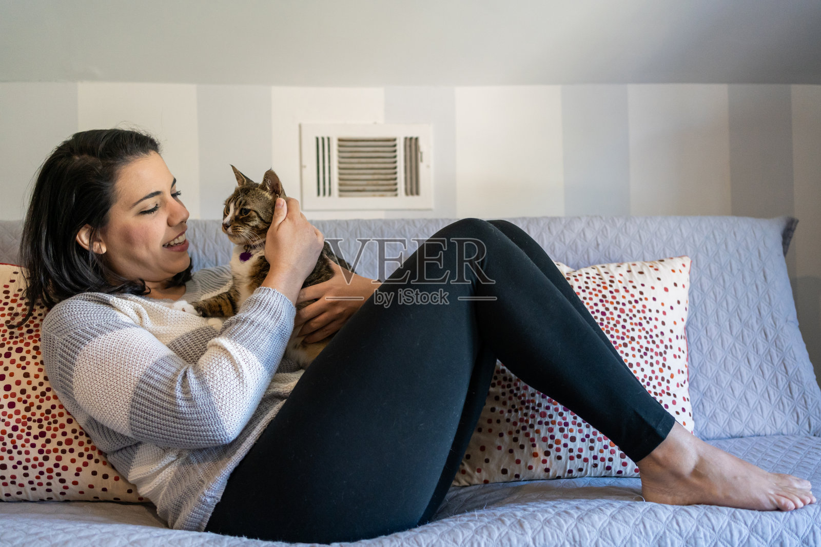 一个拉丁妇女和她的猫在家里照片摄影图片