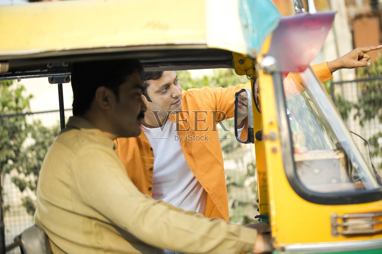 男乘客和人力车司机正在讨论订票事宜照片摄影图片