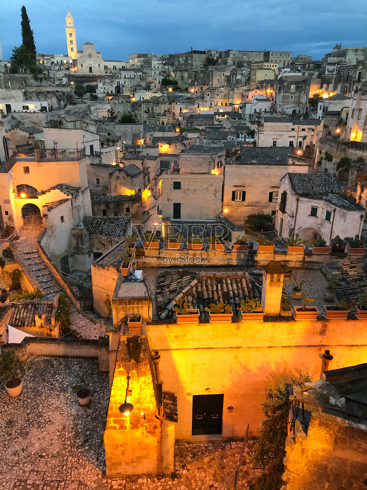 晚上的马泰拉萨西，意大利马泰拉照片摄影图片