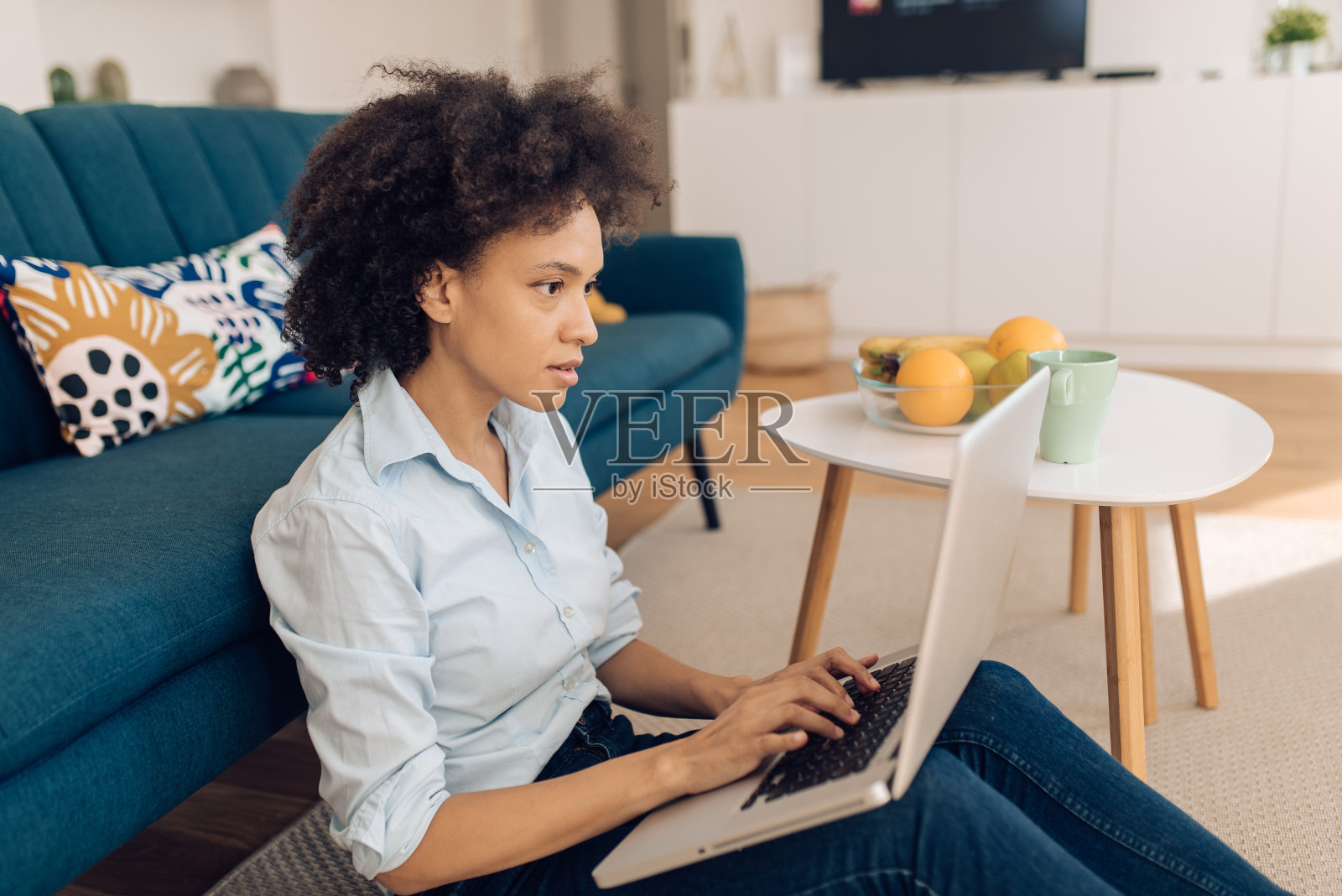 非裔美国女性在客厅里自由工作照片摄影图片
