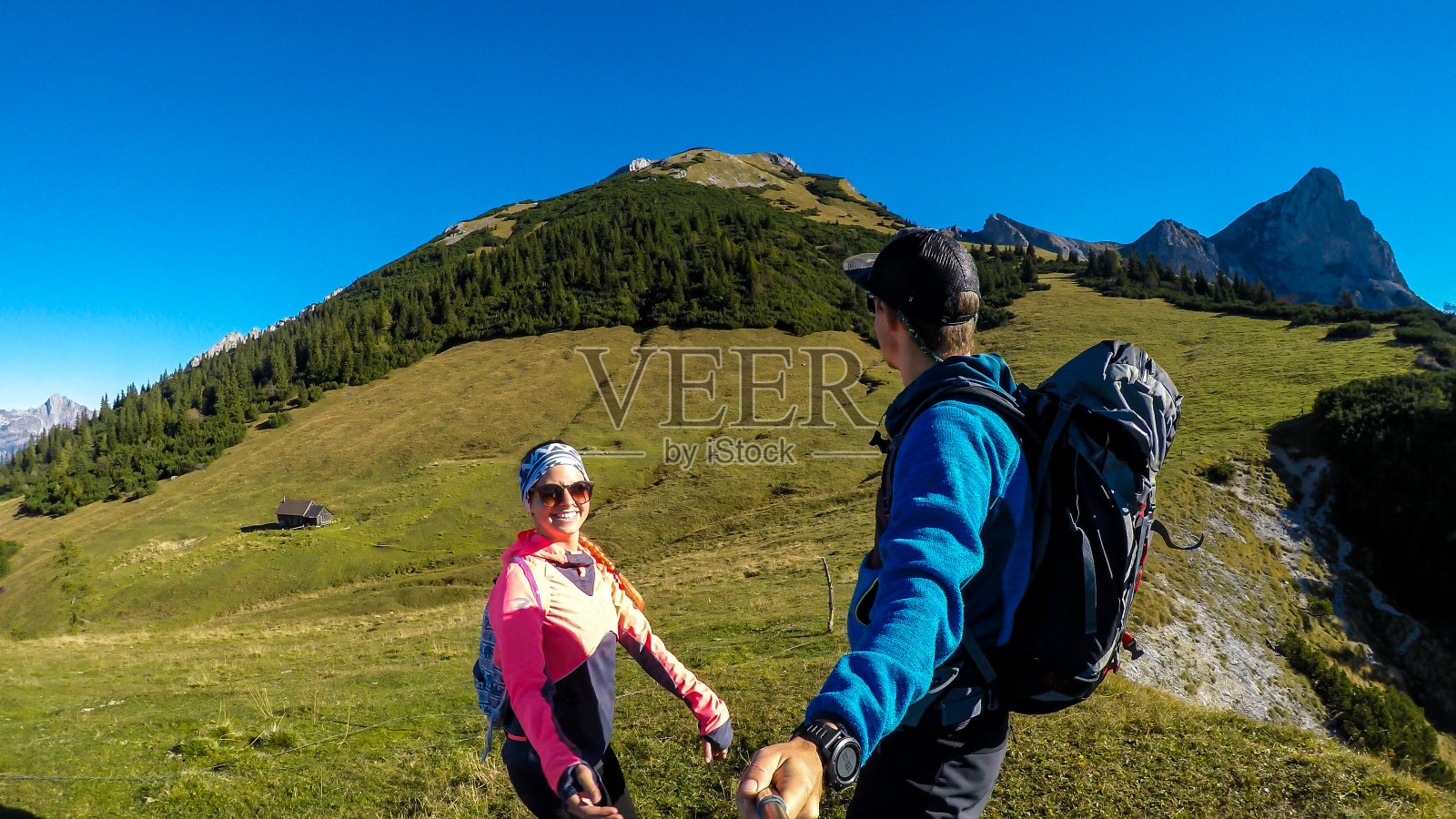 Kaiserau Kreuzkogel -一对徒步去阿尔卑斯山的夫妇照片摄影图片