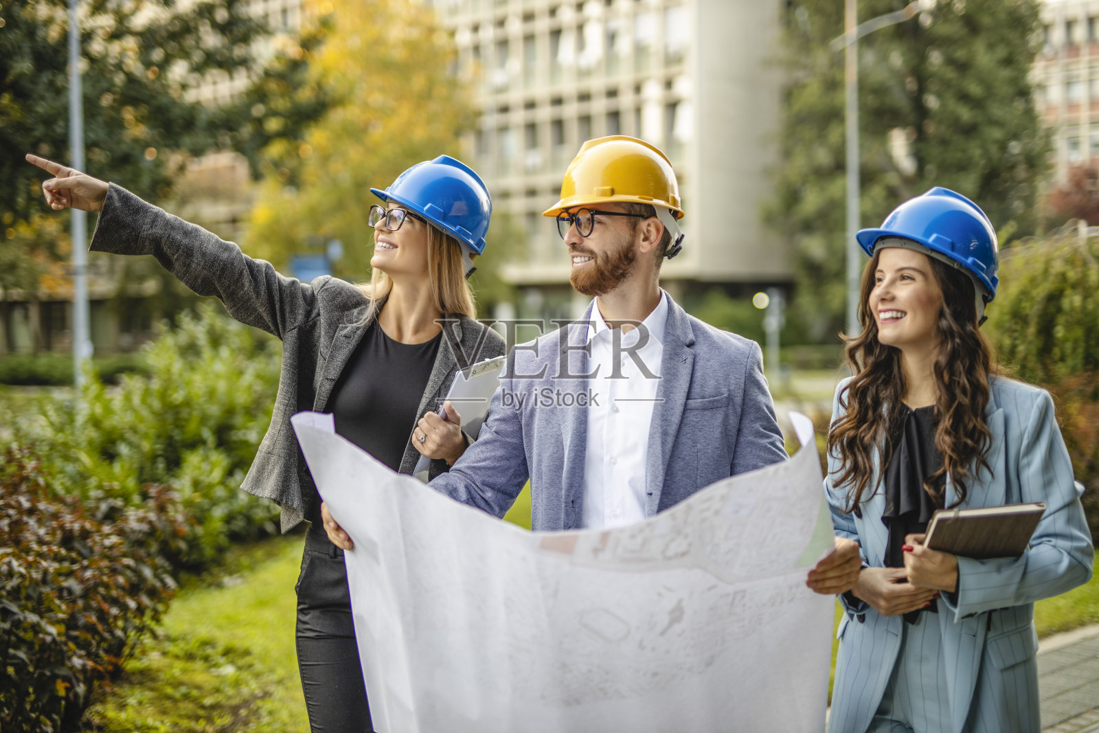 三个工程师在户外做一个新项目照片摄影图片