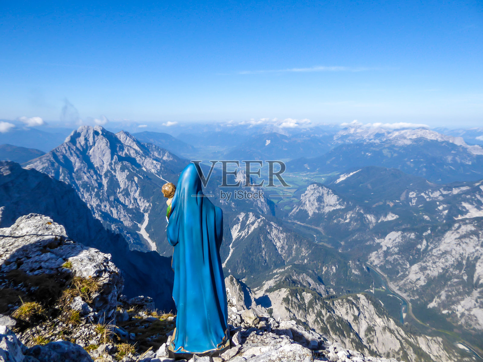 霍赫托尔——圣玛丽和婴儿耶稣的雕像从山顶俯瞰阿尔卑斯山谷照片摄影图片