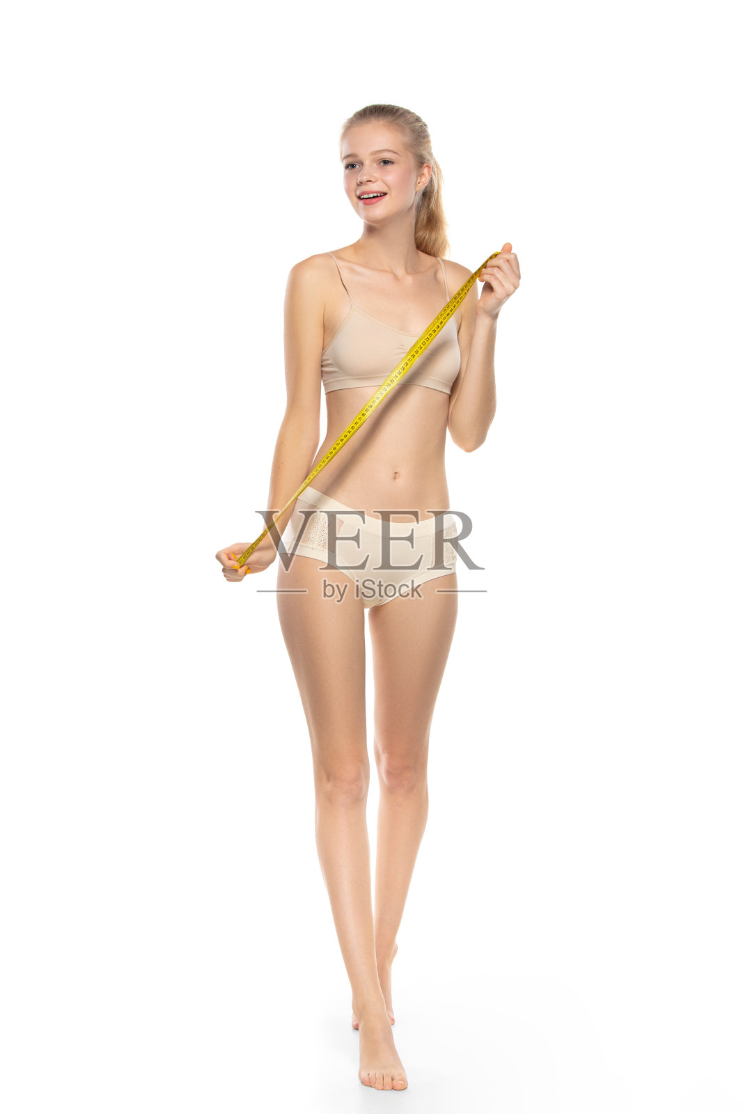 美丽的女人穿着内衣孤立在白色的背景。美容、美容、水疗、脱毛、饮食、治疗、健身理念、感官摆姿势照片摄影图片