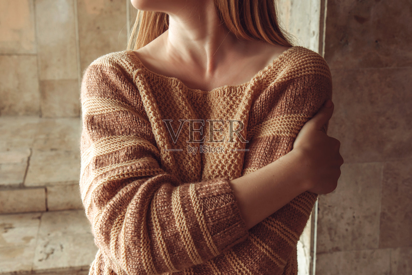 年轻漂亮的女人在一个舒适的米色毛衣花时间在户外照片摄影图片