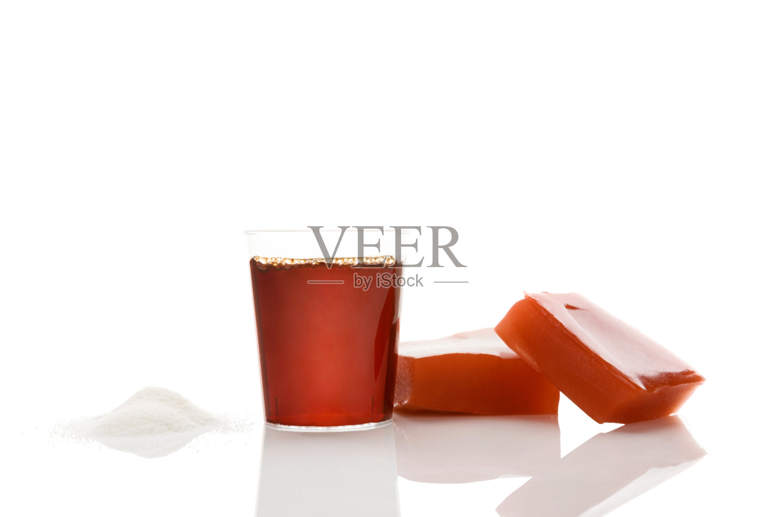 胶原蛋白饮料，粉末和果冻孤立在白色背景。照片摄影图片