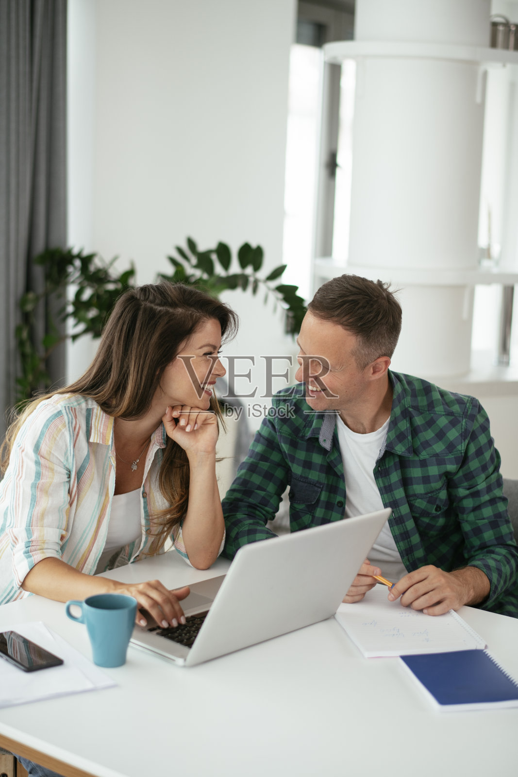 丈夫和妻子准备支付账单。照片摄影图片