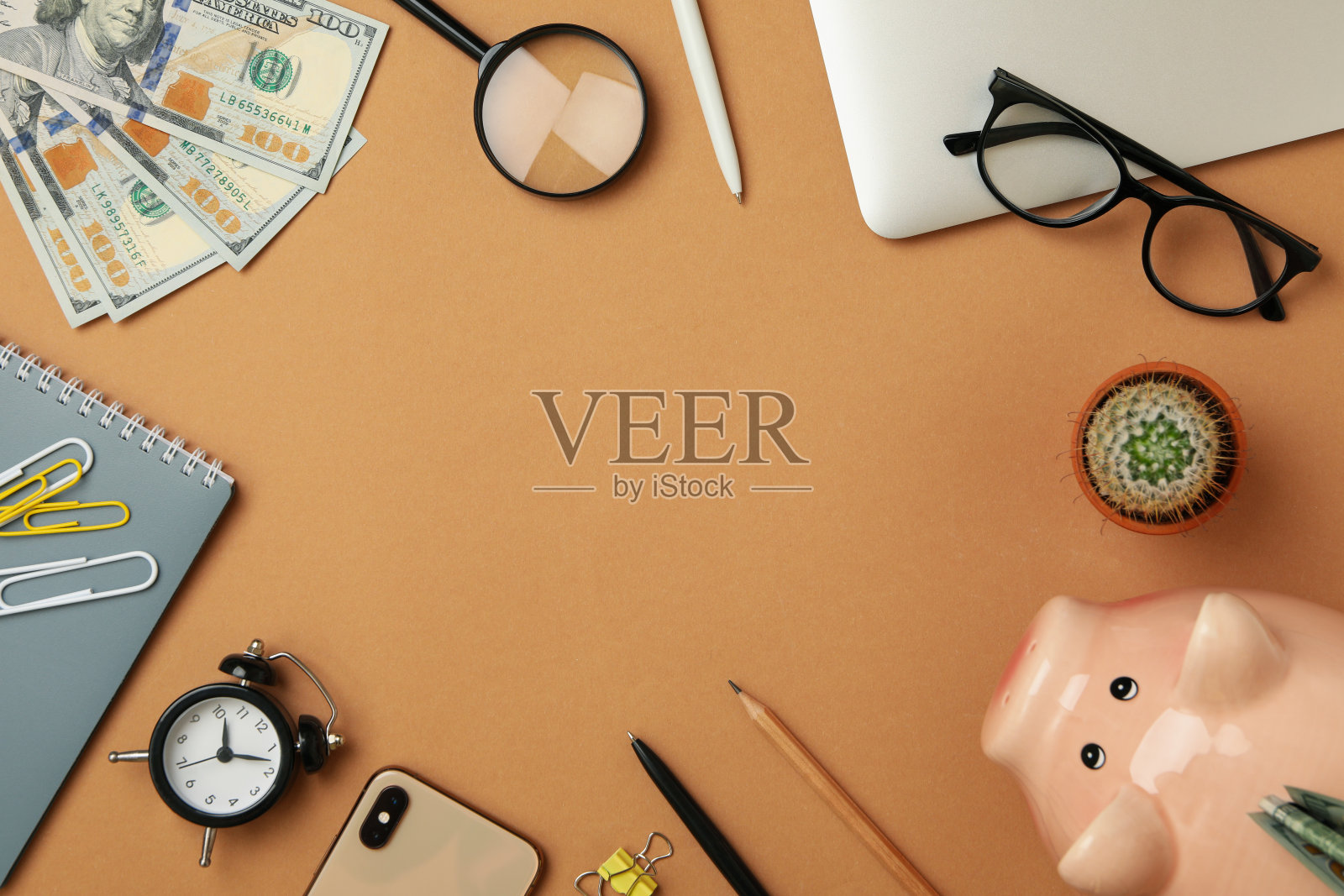 以存钱罐为背景的理财理念照片摄影图片