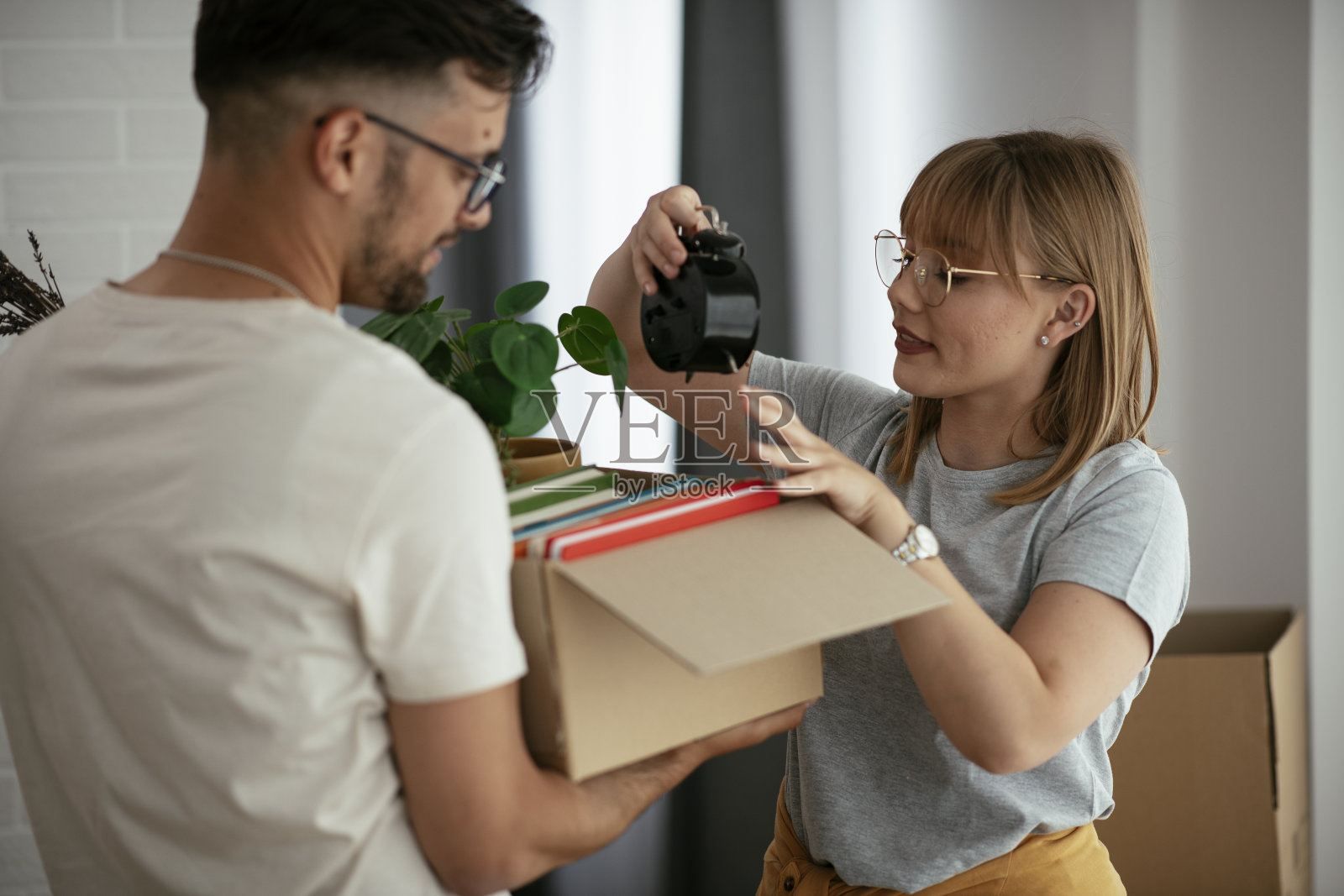 男朋友和女朋友要搬进公寓了。照片摄影图片
