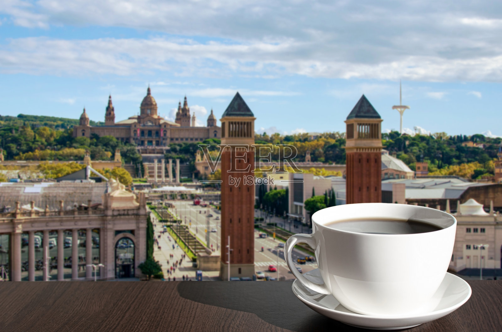 西班牙巴塞罗那，桌上的一杯咖啡对阵西班牙广场照片摄影图片