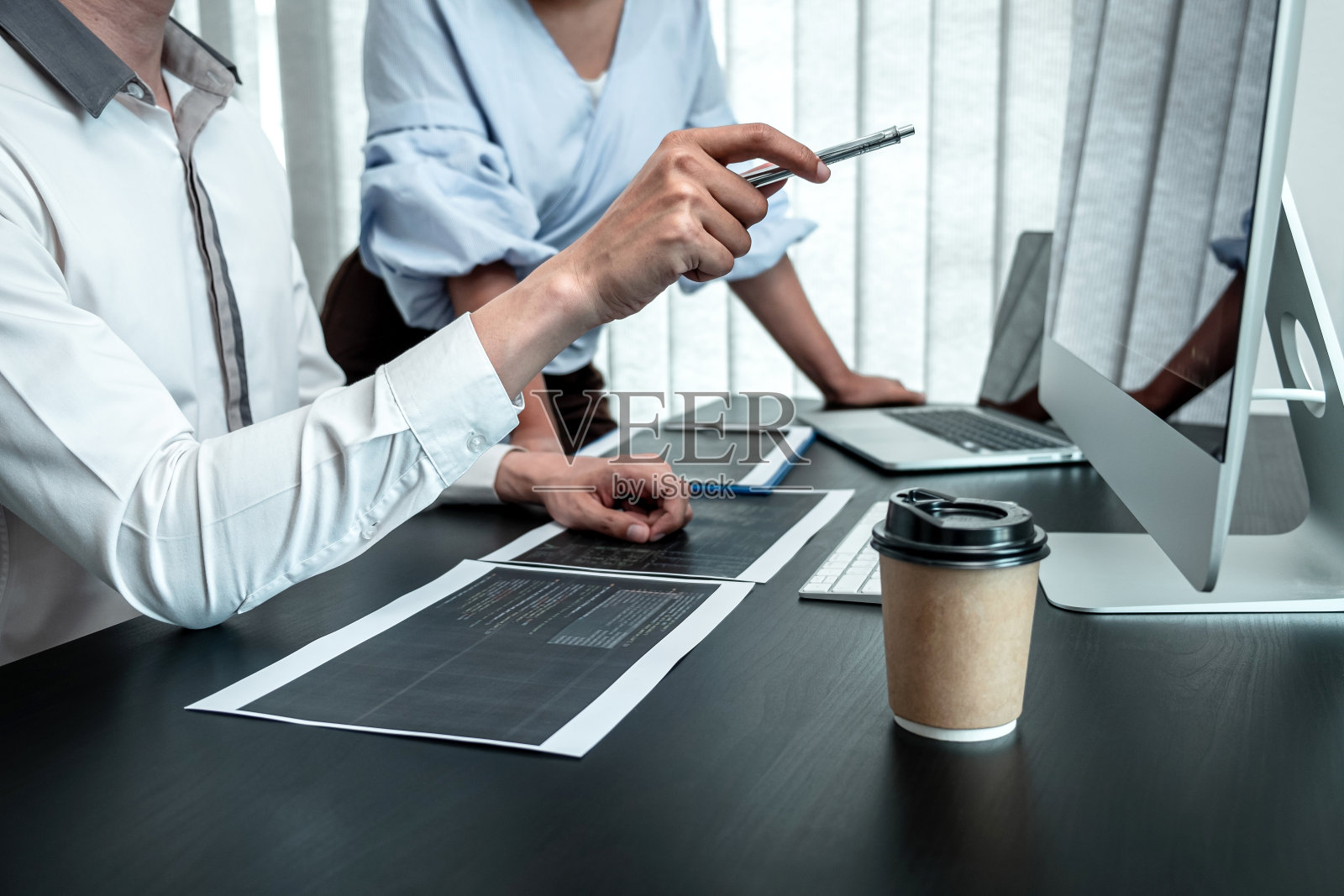 开发团队的程序员工作，编写程序软件的计算机办公，编写网站和开发数据库技术照片摄影图片