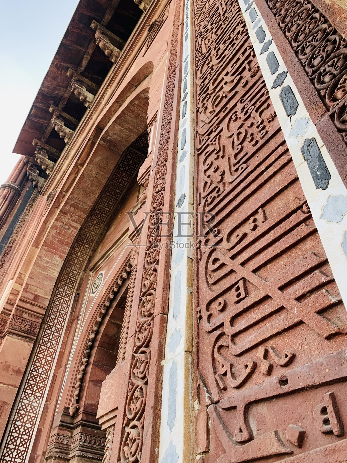 印度德里Qila e Kuhna清真寺红石上的伊斯兰书法照片摄影图片