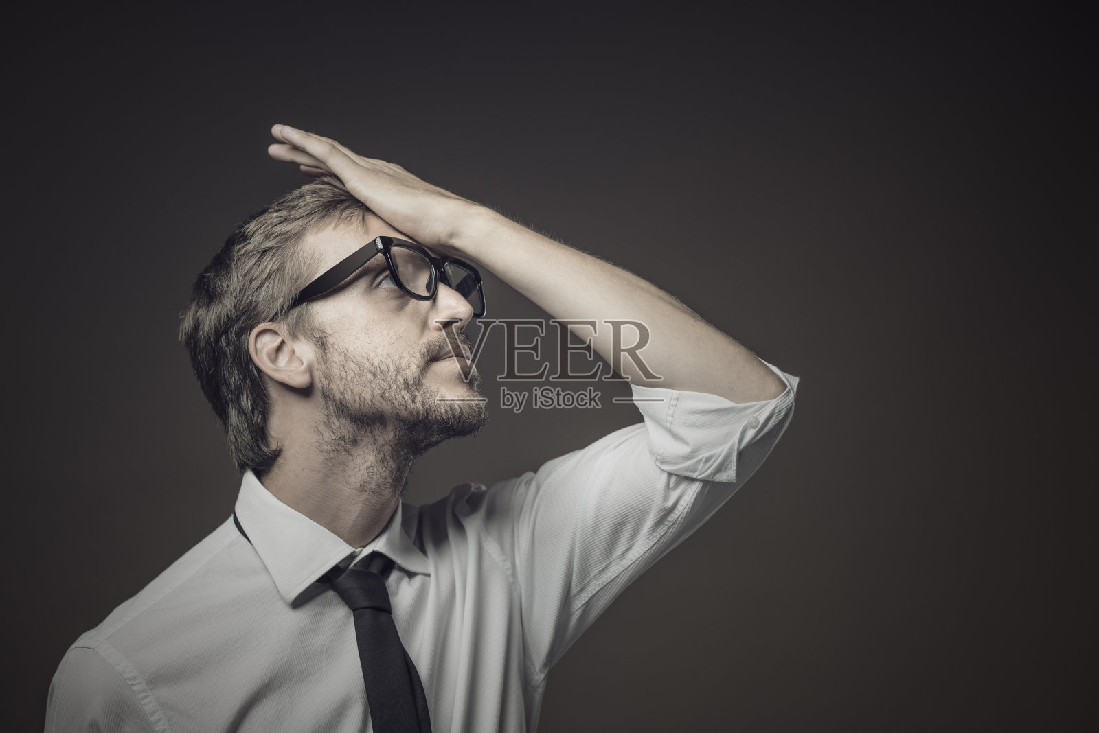 沮丧的商人做了一个捂脸的手势照片摄影图片