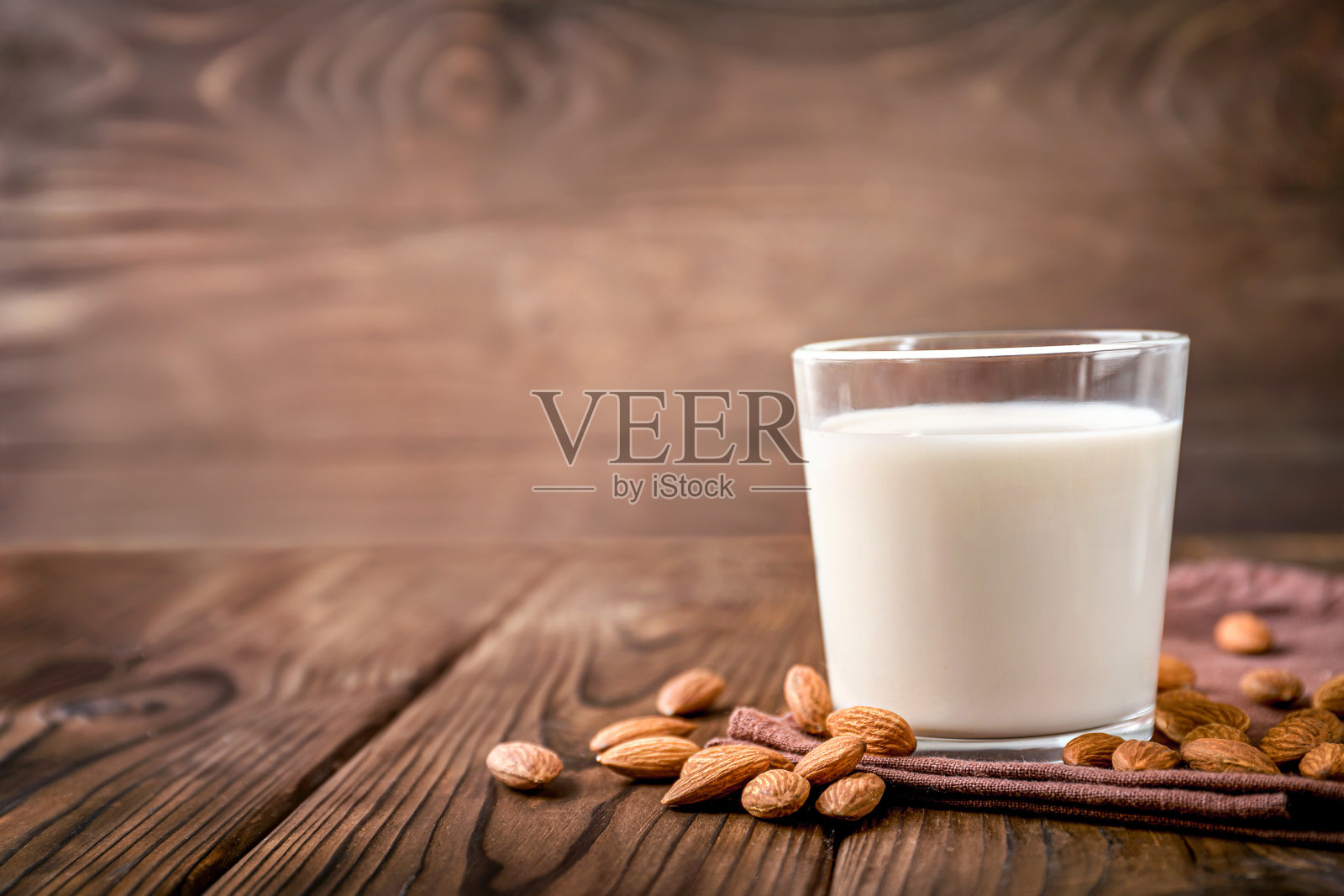 杏仁牛奶和杏仁坚果照片摄影图片