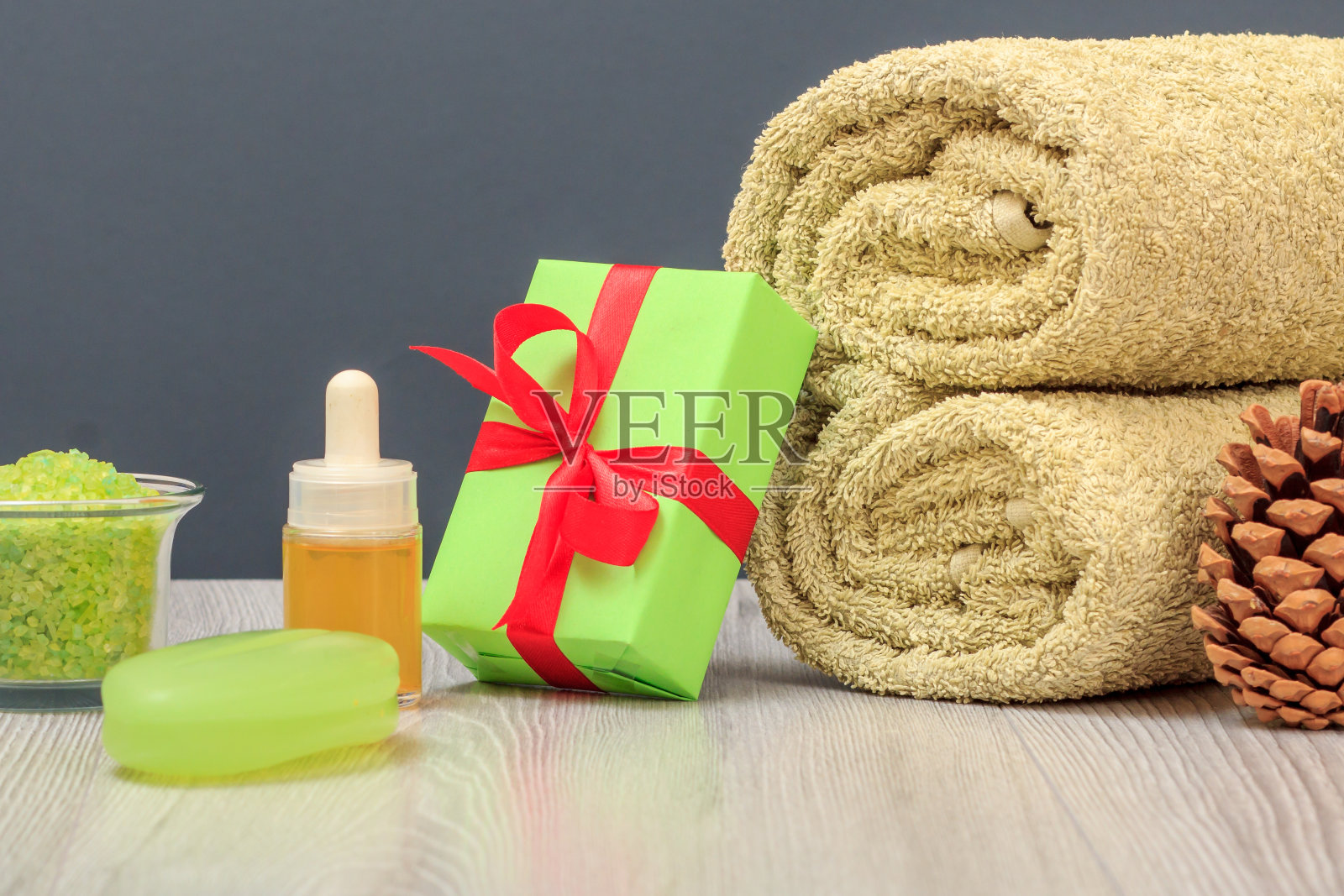 由毛巾、礼品盒、油、海盐、肥皂等组成的水疗用品。照片摄影图片